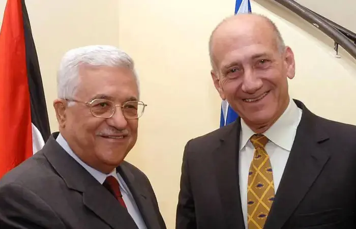 Ehud Olmert (kanan) berjabat tangan dengan Mahmoud Abbas menjelang pembicaraan, 6 Agustus 2008 di Yerusalem, Israel