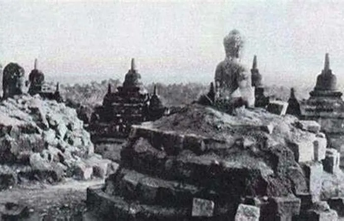 pertama kali candi borobudur ditemukan